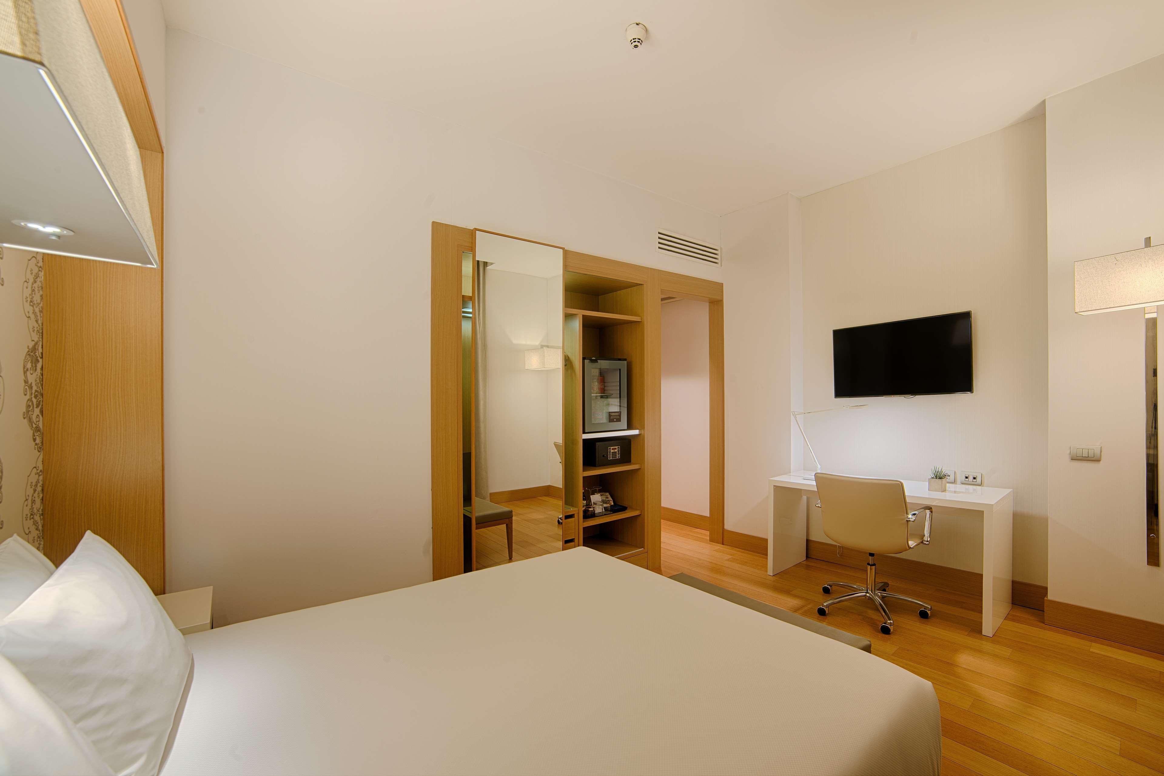 เอ็นเอช มิลาโน ทัวริ่ง Hotel มิลาน ภายนอก รูปภาพ