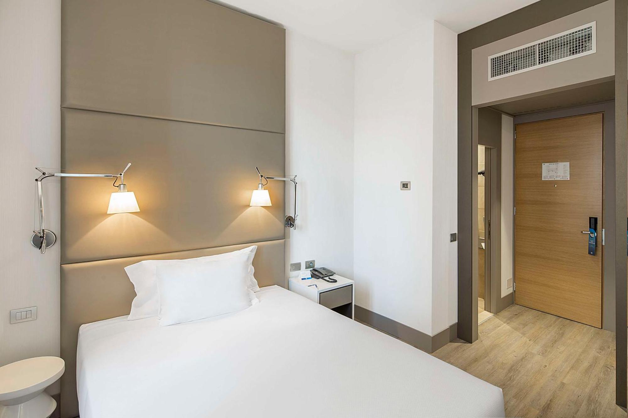 เอ็นเอช มิลาโน ทัวริ่ง Hotel มิลาน ภายนอก รูปภาพ